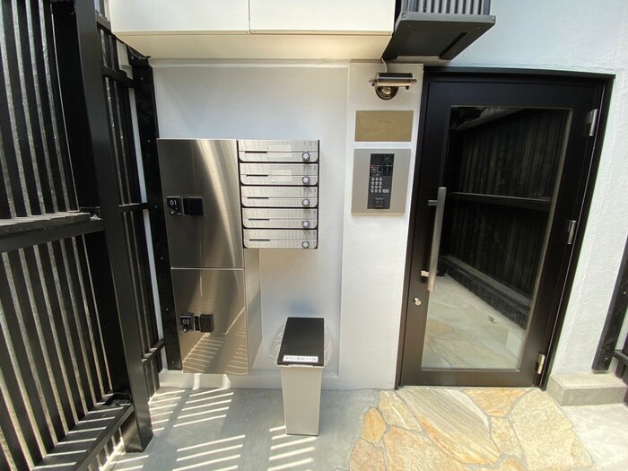 物件外観写真4　(エントランス部分)