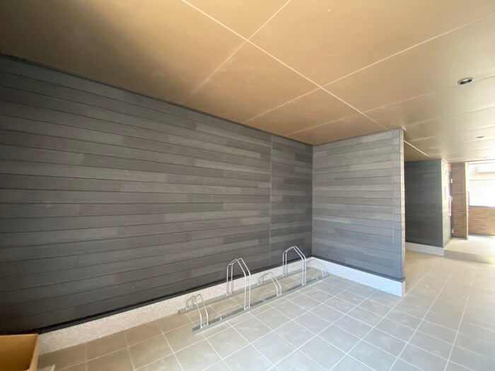 物件外観写真6　(エントランス部分)