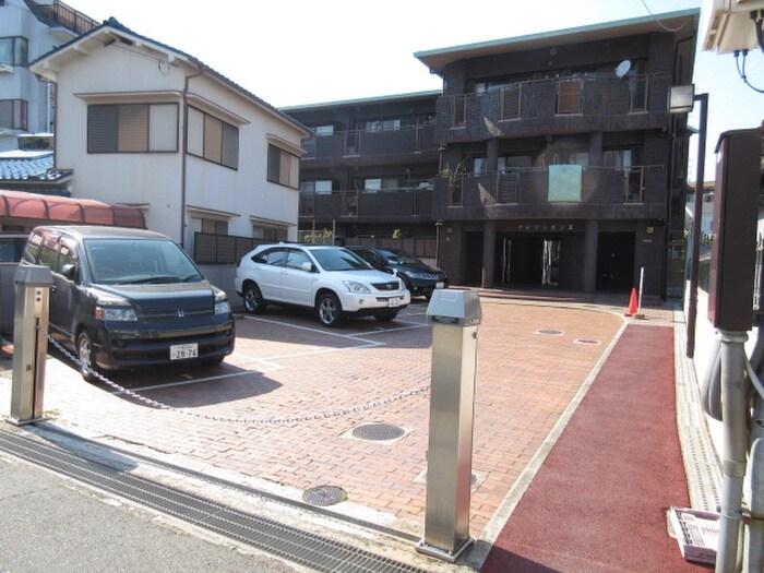 物件外観写真2　(駐車場)