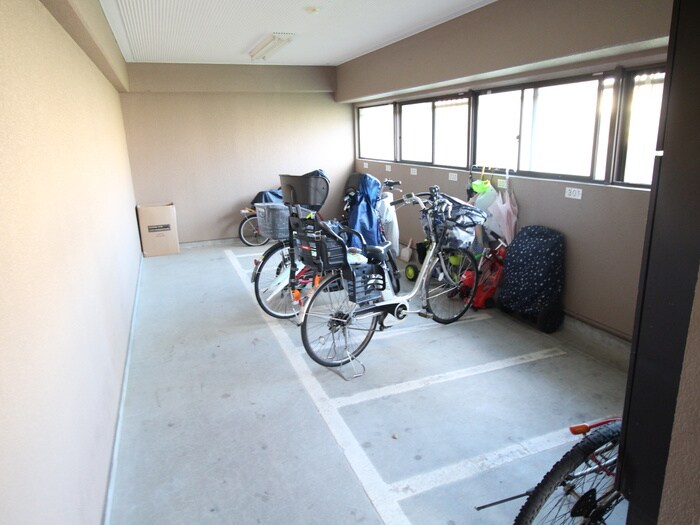 物件外観写真4　(駐輪場)
