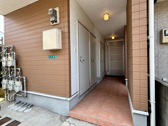 物件外観写真4　(エントランス部分)