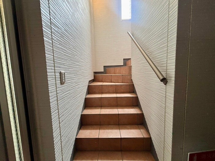 物件外観写真5　(エントランス部分)