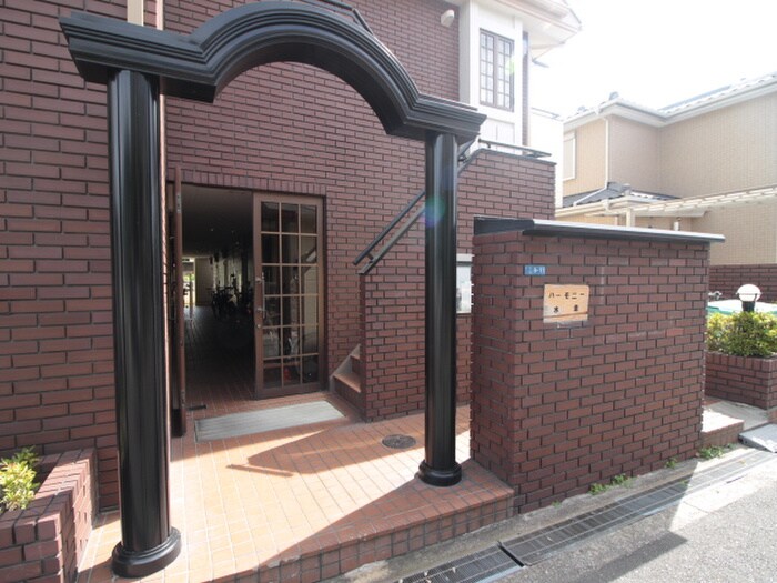 物件外観写真2　(エントランス部分)