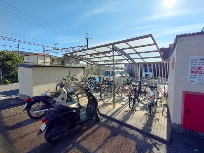 物件外観写真4　(駐輪場)