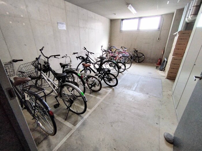 物件外観写真4　(駐輪場)