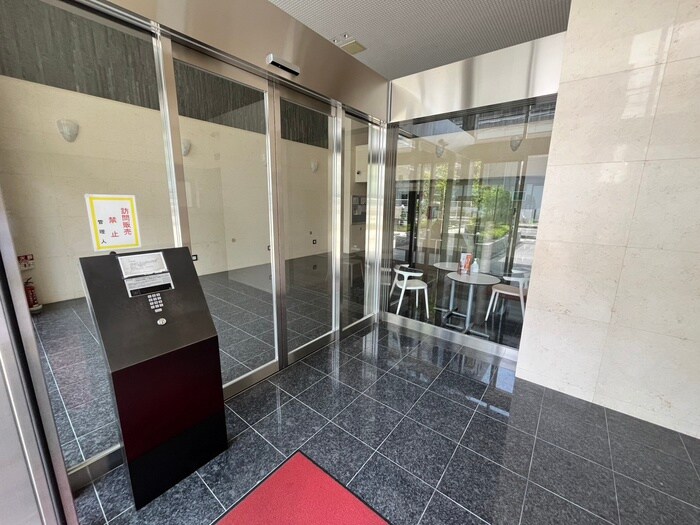 物件外観写真2　(エントランス部分)