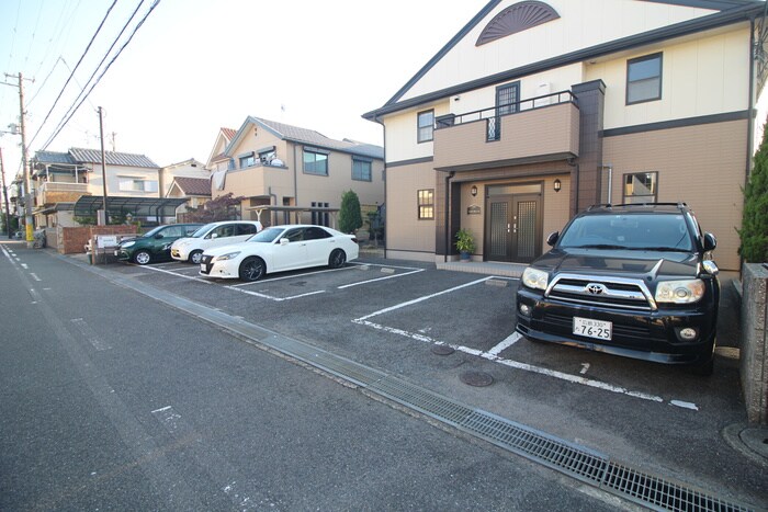 物件外観写真4　(駐車場)