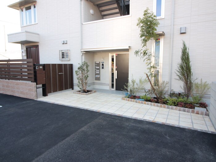 物件外観写真2　(エントランス部分)