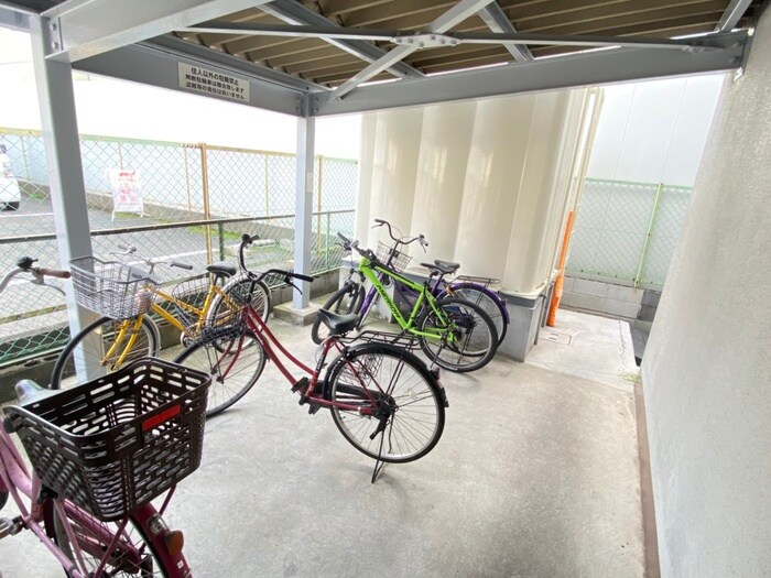 物件外観写真4　(駐輪場)