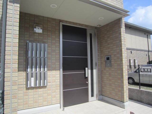 物件外観写真3　(エントランス部分)