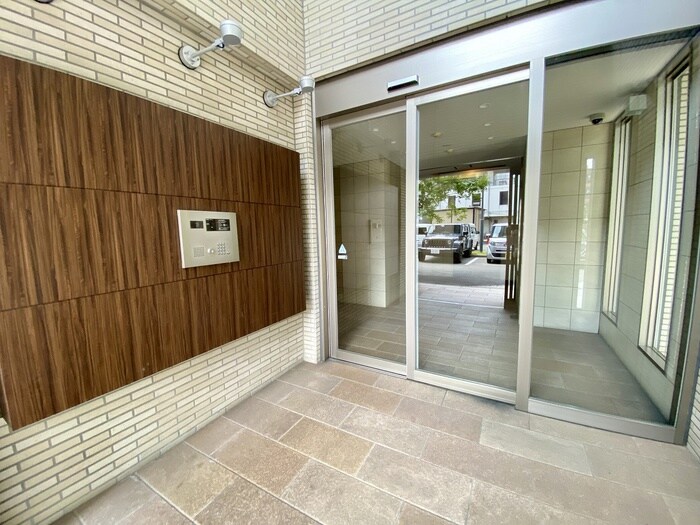 物件外観写真4　(エントランス部分)