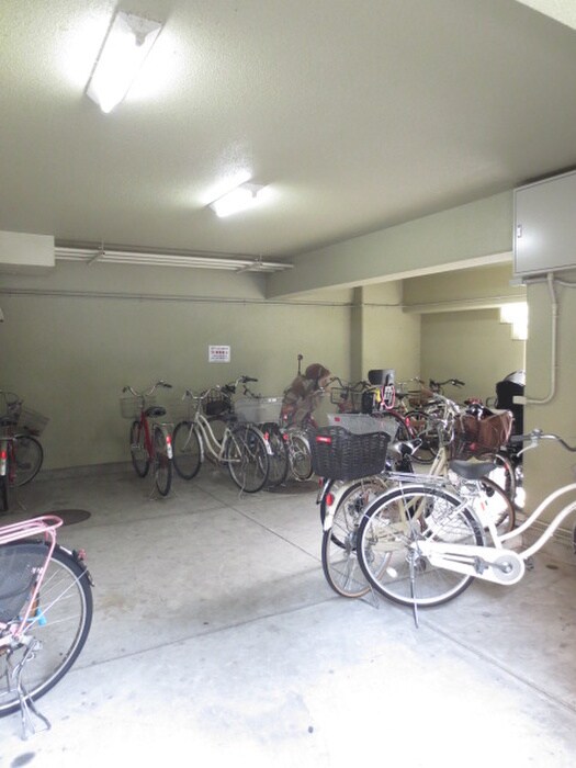 物件外観写真4　(バイク置き場)