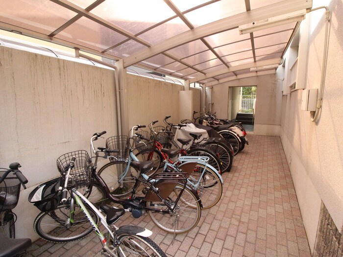 物件外観写真3　(駐輪場)