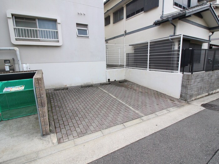 物件外観写真4　(駐車場)