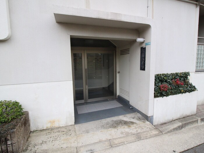 物件外観写真6　(エントランス部分)