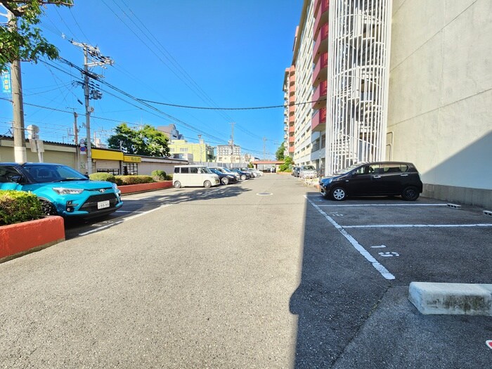 物件外観写真6　(駐車場)