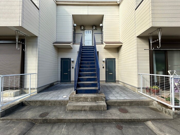 物件外観写真3　(エントランス部分)