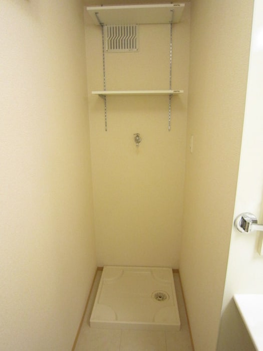 物件内観写真14　(洗濯機置場)