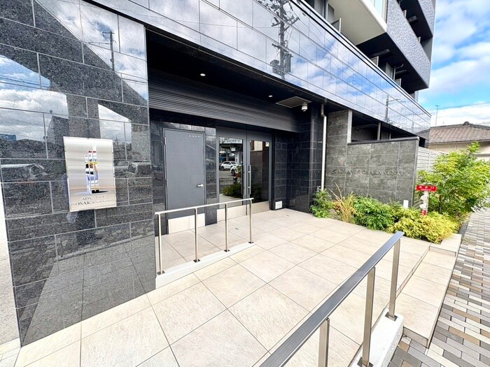 物件外観写真2　(エントランス部分)