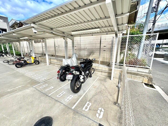 物件外観写真5　(バイク置き場)