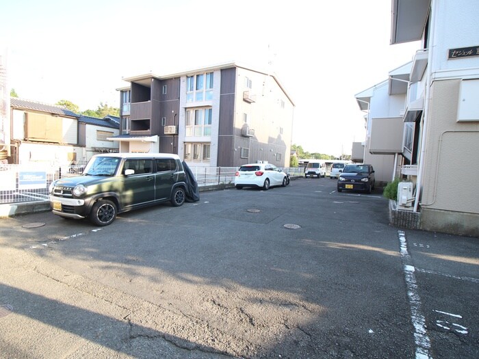 物件外観写真5　(駐車場)