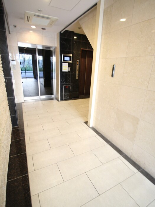 物件外観写真4　(エントランス部分)