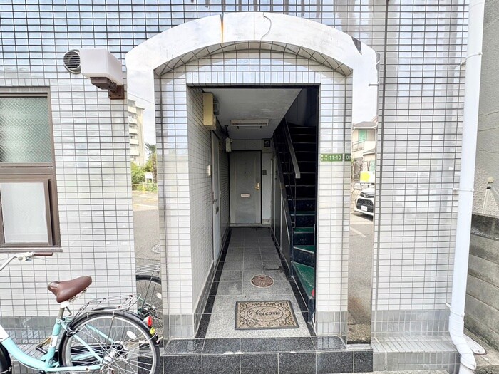 物件外観写真2　(エントランス部分)