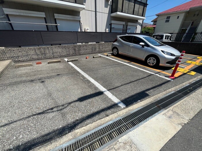 物件外観写真5　(駐車場)