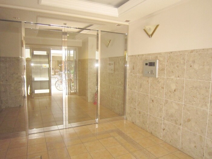 物件外観写真3　(エントランス部分)