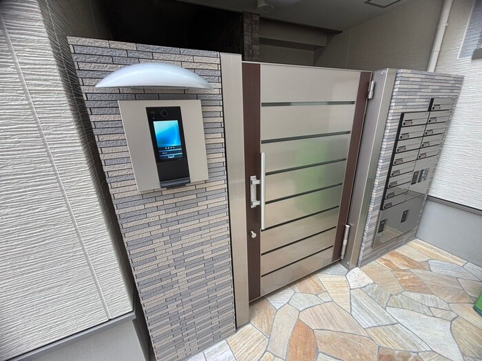 物件外観写真3　(エントランス部分)