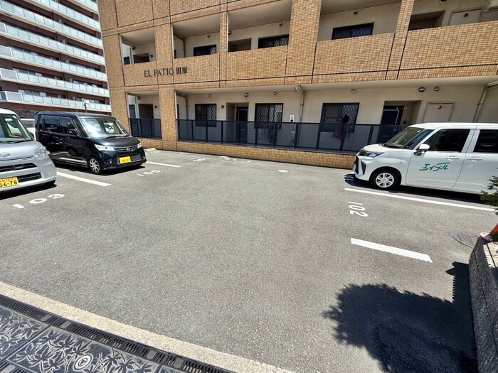 物件外観写真5　(駐車場)