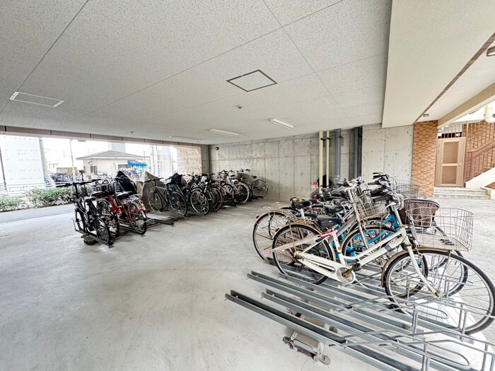 物件外観写真4　(駐輪場)