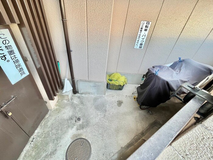 物件外観写真3　(バイク置き場)