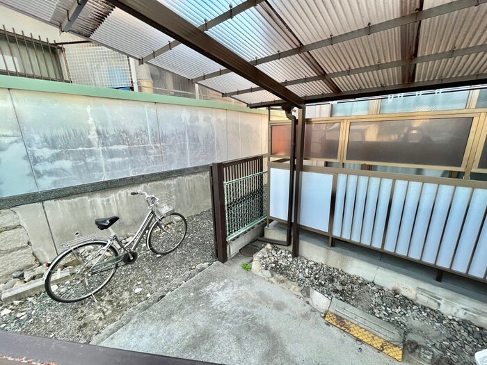 物件外観写真4　(駐輪場)