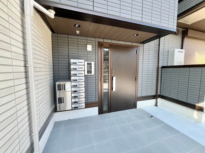 物件外観写真3　(エントランス部分)