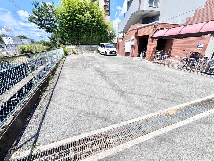 物件外観写真4　(駐車場)