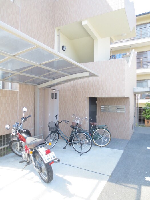 物件外観写真3　(駐輪場)