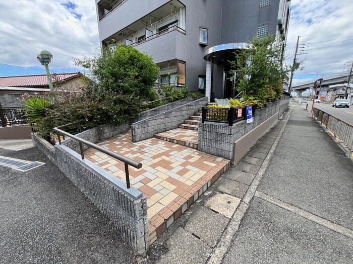 物件外観写真3　(エントランス部分)