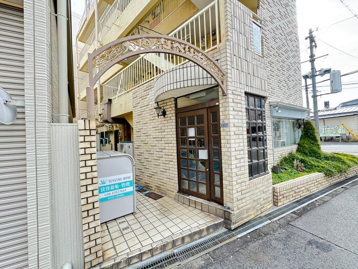 物件外観写真4　(エントランス部分)