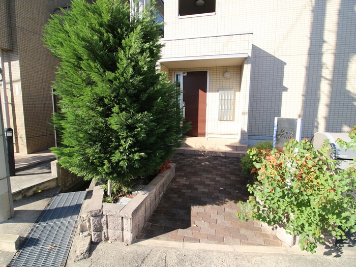 物件外観写真4　(エントランス部分)