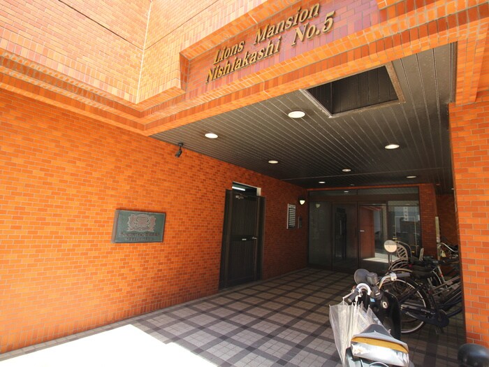 物件外観写真2　(エントランス部分)