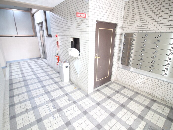 物件外観写真5　(エントランス部分)