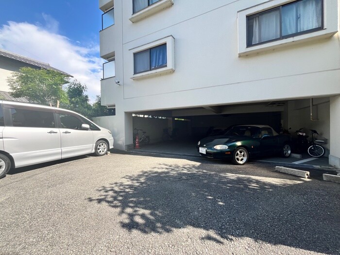 物件外観写真6　(駐車場)