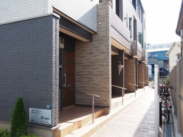 物件外観写真3　(エントランス部分)