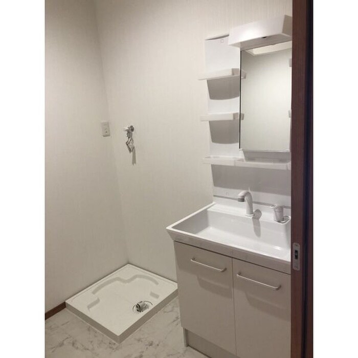 物件内観写真11　(洗濯機置場)