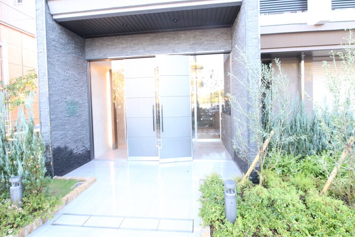 物件外観写真2　(エントランス部分)