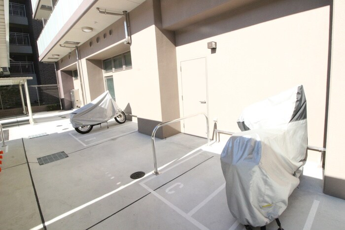 物件外観写真4　(バイク置き場)