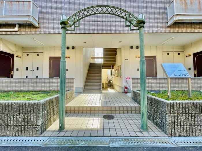 物件外観写真2　(エントランス部分)