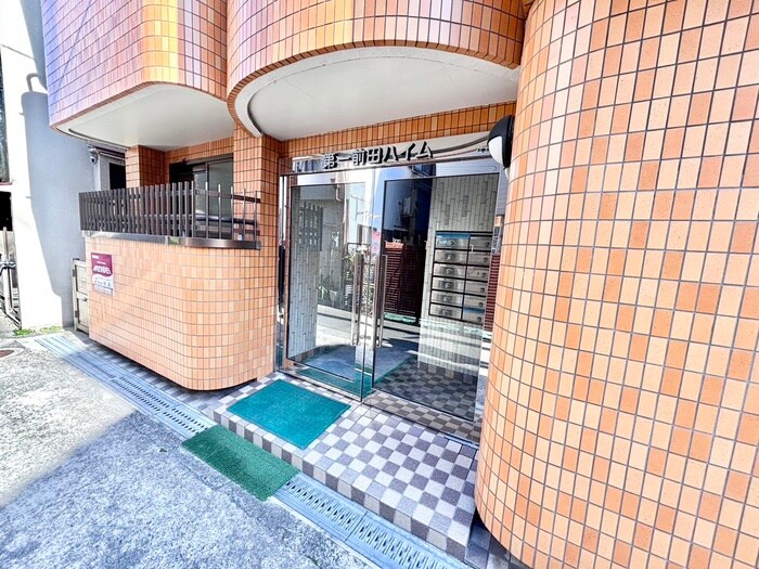 物件外観写真3　(エントランス部分)