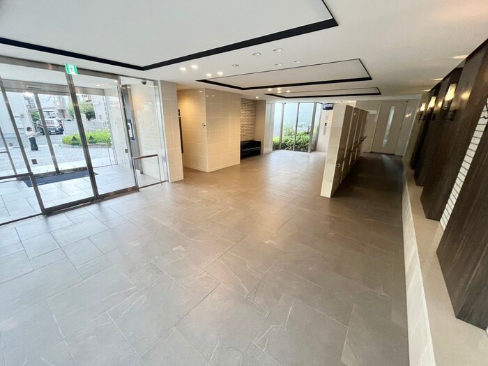 物件外観写真3　(エントランス部分)